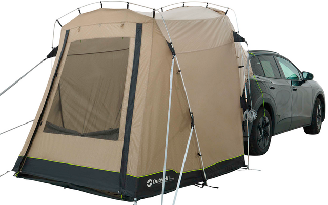 Beiges Zelt mit Fenster, Metallstangen und Abspannleinen an der rechten Seite eines grünen SUV vor weißem Hintergrund