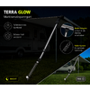 Wohnwagen mit ausgefahrener Markise bei Nacht; davor ein reflektierender Abspanngurt mit Spiralfeder und Metallspitze im Boden; zwei runde Einblendungen zeigen Keder-Adapter im Markisenprofil und das Feder-System; Text 'TERRA GLOW Markisenabspanngurt