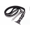 Sangle textile noire à deux bandes blanches, ressort métallique en spirale à une extrémité et attaches en plastique à l'autre, sur fond blanc