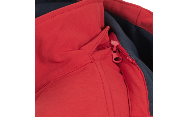 Nahaufnahme eines roten Jackenkragens mit offenem Reißverschluss und dunkelblauer Innenfütterung