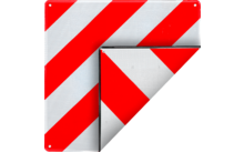 Quadratisches weißes Schild mit roten diagonalen Streifen, umgeklappter unterer rechter Ecke und Metallnieten an den Ecken