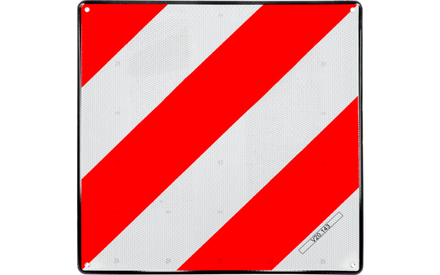 Quadratisches Schild mit roten und weißen Diagonalstreifen, vier kleinen runden Befestigungsöffnungen in den Ecken und kleinem weißen rechteckigen Aufkleber unten rechts