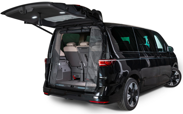 Schwarzer Van mit geöffnetem Kofferraum, Blick auf die Innenseite und Sitzreihen