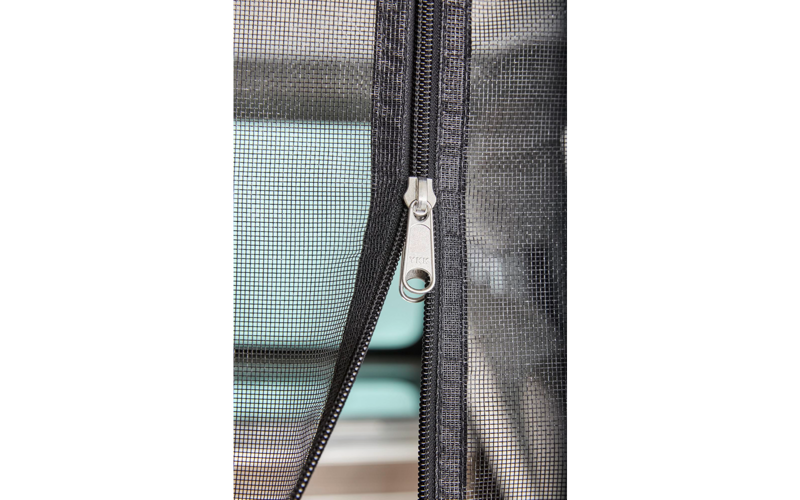 Nahaufnahme eines Reißverschlusses an einem schwarzen Stoff