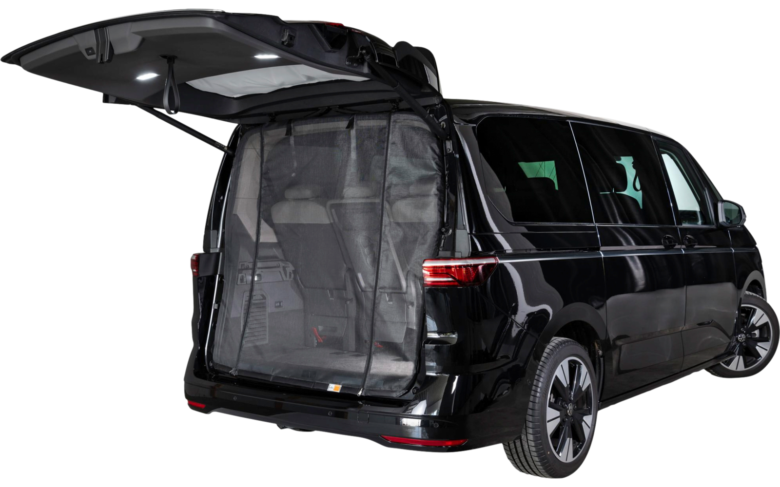 Schwarzer Van mit geöffneter Heckklappe und sichtbarem Gepäckraum