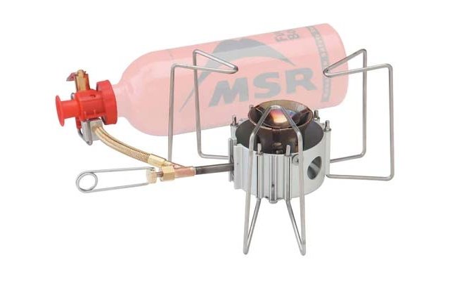 Metallkocher mit ausklappbaren Topfstützen, Brenner, goldfarbener flexibler Schlauch und rote Treibstoffflasche mit Aufschrift 'MSR'