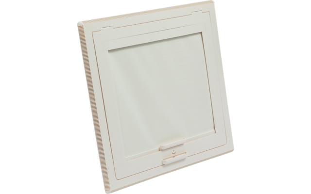 Ein weißes Kunststofffenster mit Kippfunktion und Griff