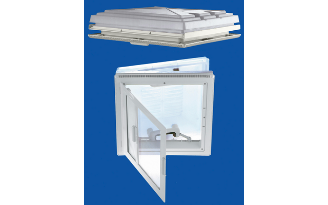 Zwei weiße Fensterrahmen vor blauem Hintergrund, eines geschlossen und eines geöffnet