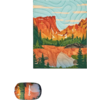 Ein Bettbezug und ein Zierkissen mit einem Landschaftsbild von roten Felsen und grünen Bäumen neben einem See
