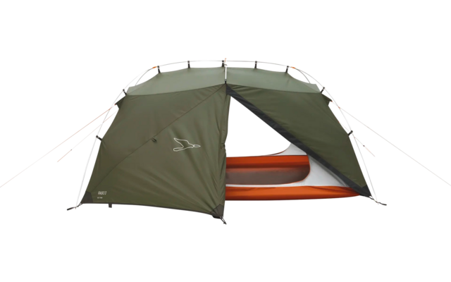 Grünes Zelt mit offenem Eingang, darin zwei orangefarbene Schlafsäcke sichtbar, auf weißem Hintergrund