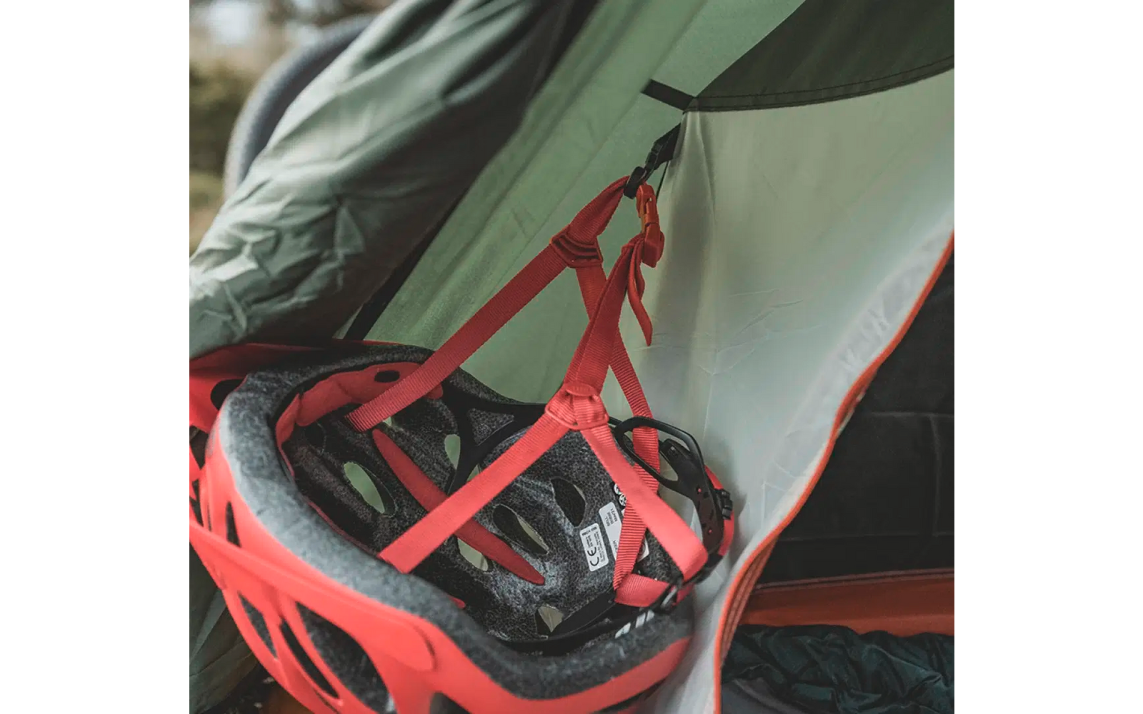 Rotes Kletterhelm im grünen Zelt