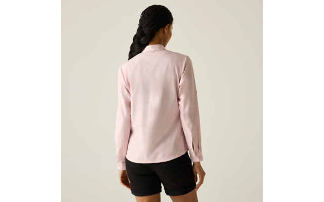 Person von hinten, rosa langärmliges Hemd, schwarze Shorts, geflochtenes Haar, heller beiger Hintergrund