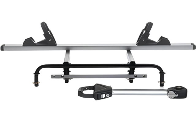 Fahrradträger aus Metall mit Halterungen und Spanngurten vor weißem Hintergrund