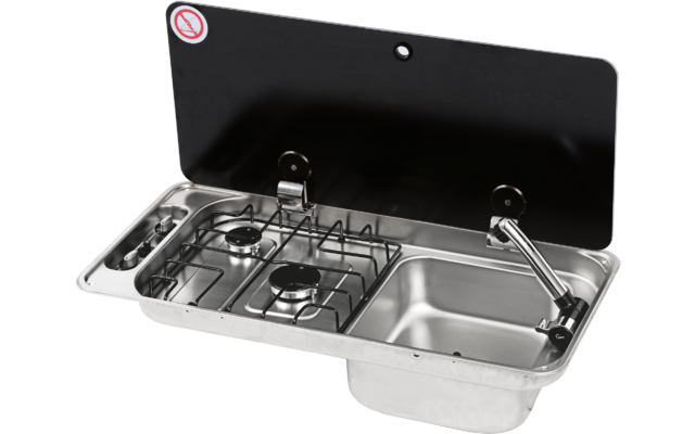 Edelstahleinheit mit zwei Gasbrennern links und Metallgitter, rechteckigem Spülbecken rechts mit verchromtem Wasserhahn, hochgeklapptem schwarzem Spritzschutz mit rundem Aufkleber oben links