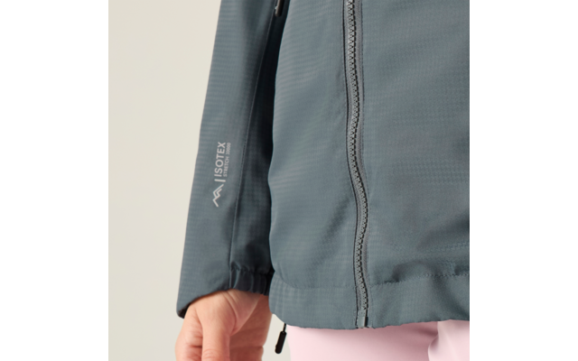 Nahaufnahme eines Oberkörpers in blaugrüner Jacke mit sichtbarem Reißverschluss, ISOTEX-Logo am Ärmel, elastischem Ärmelbund, sichtbarer Hand und rosa Hose