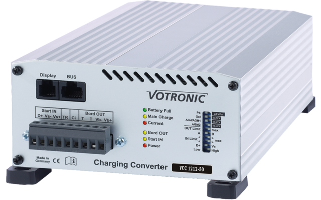 Silbernes, geripptes Aluminiumgehäuse mit Aufschriften 'VOTRONIC' und 'Charging Converter VCC 1212-50', zwei Buchsen beschriftet 'Display' und 'BUS', Schraubklemmen mit 'Start IN' und 'Bord OUT', LED-Anzeigen mit farbigen Punkten und Beschriftungen '