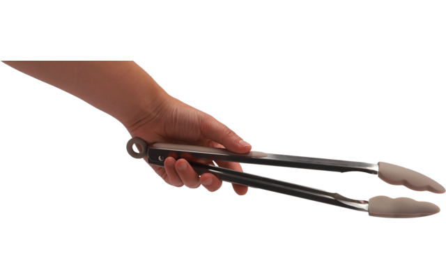 Mano che tiene una pinza per barbecue con pezzi di carne