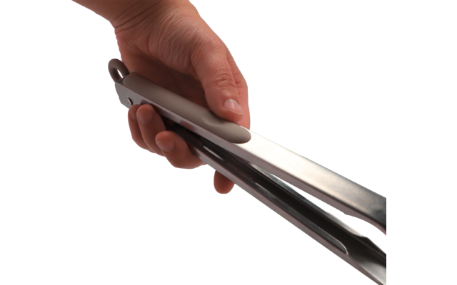 Mano che tiene una pinza di metallo con manici neri