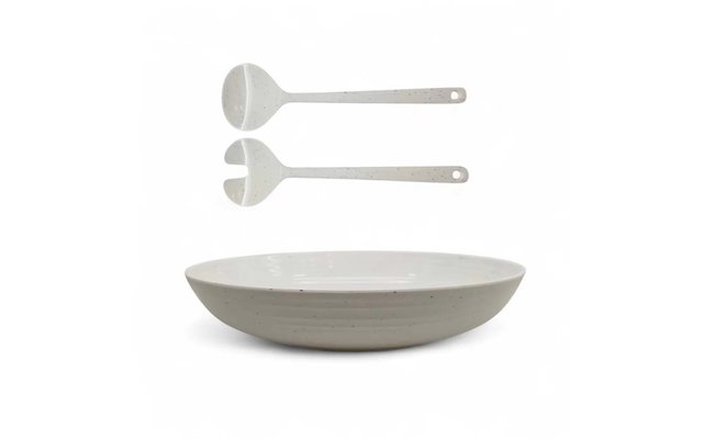 Tazón blanco poco profundo abajo; arriba dos cucharas largas de color claro con agujero en el mango, una con cucharón macizo y otra ranurada