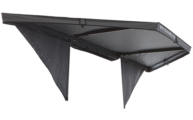 Dunkelgraues, ausgeklapptes Markisendach mit Metallgestell und zwei herunterhängenden dreieckigen Stoffpanelen