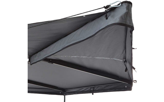 Graues dreieckiges Stoffpaneel mit sichtbarem Reißverschluss und Nähten, schwarzer Metallrahmen und Karabinerhaken, weißer Hintergrund