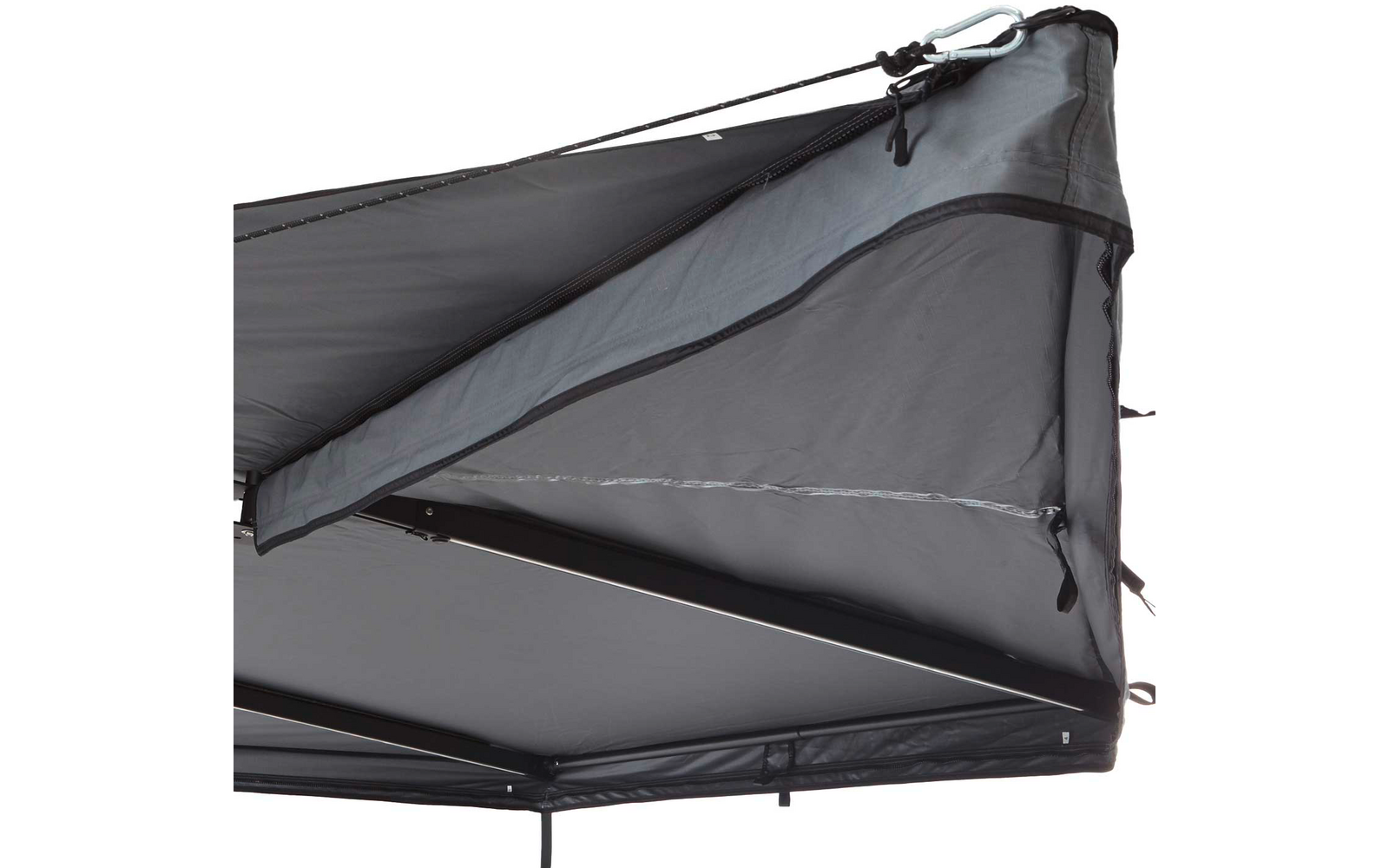 Graues dreieckiges Stoffpaneel mit sichtbarem Reißverschluss und Nähten, schwarzer Metallrahmen und Karabinerhaken, weißer Hintergrund