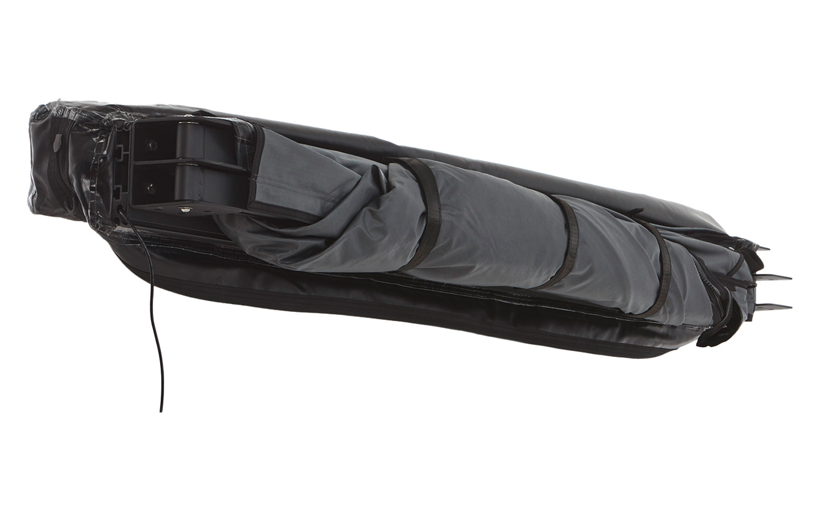 Graue, zusammengerollte Tasche mit schwarzen Riemen, rechteckige Form, Metallspitzen ragen an einem Ende hervor, eine lose schwarze Schnur hängt herunter