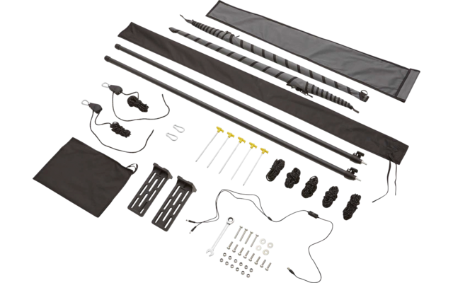 Mehrere schwarze Stangen und Stangenstücke, ein spiralförmiges Metallteil, zwei lange Stoffhüllen, Gurte mit Schnallen, metallische Stifte mit gelben Köpfen, mehrere schwarze Kunststoffclips, ein quadratisches schwarzes Tuch und verschiedene kleine M