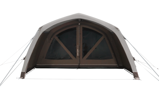 Ein aufgestelltes, halbtransparentes Tunnelzelt mit drei Eingängen und grauem Boden