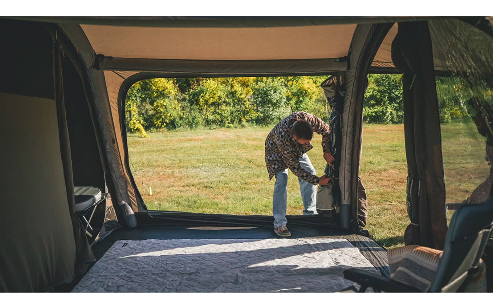 Person, die vor einem offenen Van im Freien arbeitet