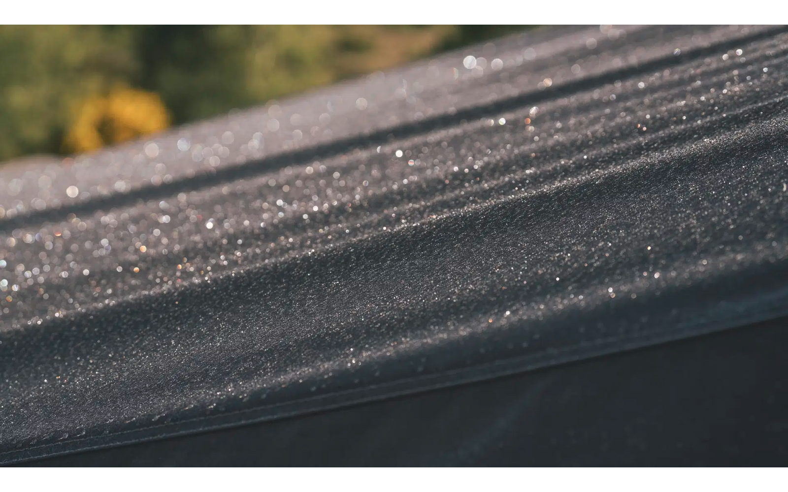 Nahaufnahme einer Wasseroberfläche mit Wassertropfen