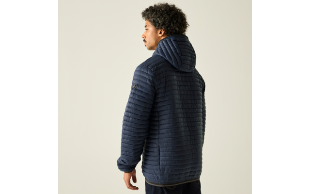 Person von hinten, leicht zur Seite gedreht, trägt dunkelblaue gesteppte Kapuzenjacke