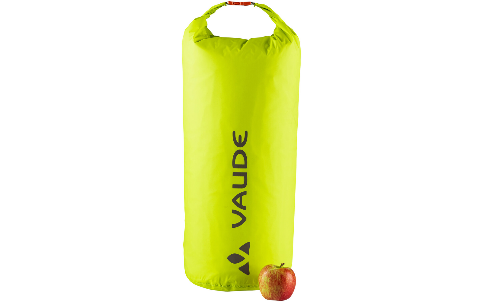 Grüner wasserdichter Packsack mit rotem Verschluss und der Aufschrift VAUDE daneben liegt ein roter Apfel