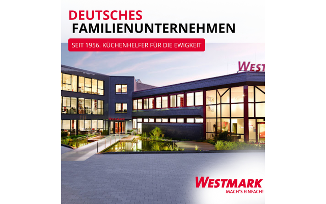 Complexe de bâtiments avec façades vitrées et fenêtres éclairées, bassin réfléchissant et avant-cour pavée; texte rouge 'DEUTSCHES FAMILIENUNTERNEHMEN', petite barre rouge 'SEIT 1956. KÜCHENHELFER FÜR DIE EWIGKEIT' et logo 'WESTMARK'