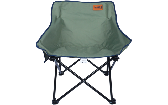 Chaise pliante avec assise en tissu vert et bordure bleue, structure métallique noire en X, étiquette orange indiquant 'TAMBU'