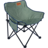 Fauteuil pliant en tissu vert avec armature métallique noire, bordure bleue et étiquette rectangulaire orange sur le dossier ; poche latérale en tissu