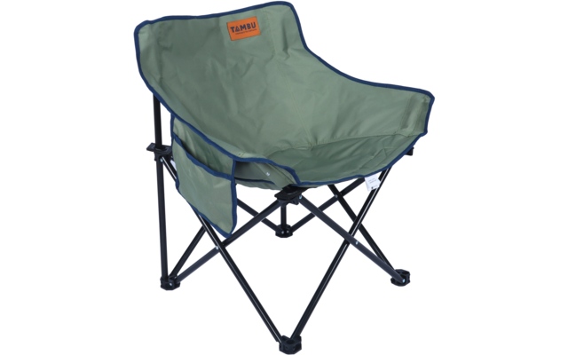 Fauteuil pliant en tissu vert avec armature métallique noire, bordure bleue et étiquette rectangulaire orange sur le dossier ; poche latérale en tissu