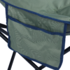 Chaise pliante en tissu vert avec poche latérale et bordure bleue, armature métallique noire croisée visible