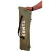 Main avec bracelet tenant un sac de transport vert olive avec poignée noire et inscription blanche 'TAMBU' sur fond blanc