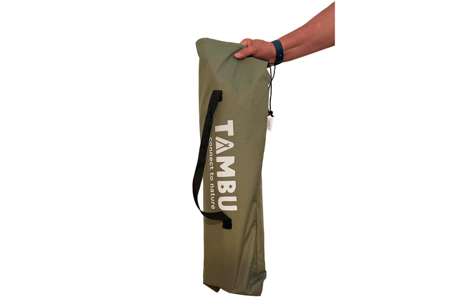Main avec bracelet tenant un sac de transport vert olive avec poignée noire et inscription blanche 'TAMBU' sur fond blanc