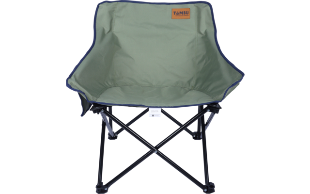 Klappstuhl mit grünem Stoffbezug und blauem Rand, schwarzes X-förmiges Metallgestell, orangefarbener Aufnäher 'TAMBU'