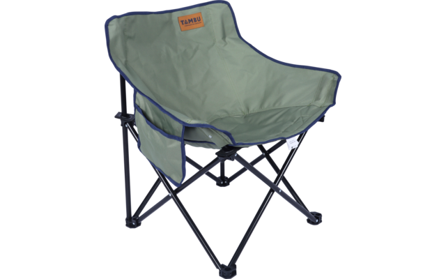 Grüner klappbarer Stoffstuhl mit schwarzem Metallgestell, blauer Kante und orangefarbener rechteckiger Marke auf der Rückenlehne; seitliche Stofftasche