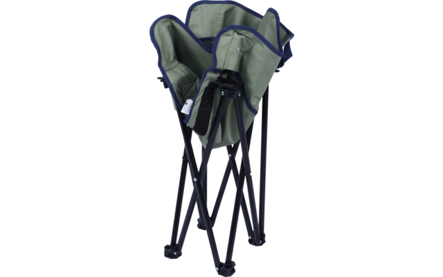 Zusammengeklappter olivgrüner Klappstuhl mit blauem Rand, weißem Etikett und schwarzem Metallgestell