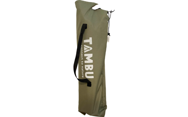 Hand mit Armband hält olivgrüne Tragetasche mit schwarzem Tragegriff und weißem Schriftzug 'TAMBU' auf weißem Hintergrund