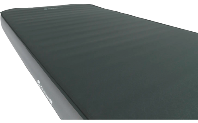 Een grijze mat met een glad oppervlak, schuin gefotografeerd