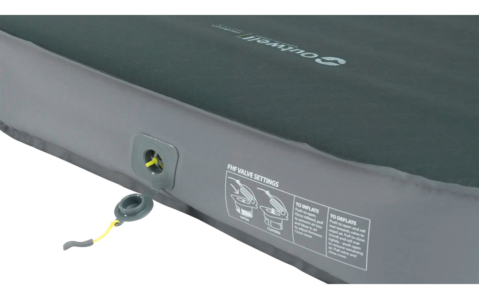 Zwart opblaasbaar matras met ventiel en instructielabel