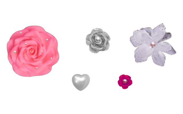 Seis objetos con forma de flor y de corazón sobre fondo blanco: gran rosa rosa con pequeños puntos plateados, pequeña rosa plateada, flor lila clara con perla rosa en el centro, corazón plateado, pequeña rosa rosa oscuro, diminuta flor rosa
