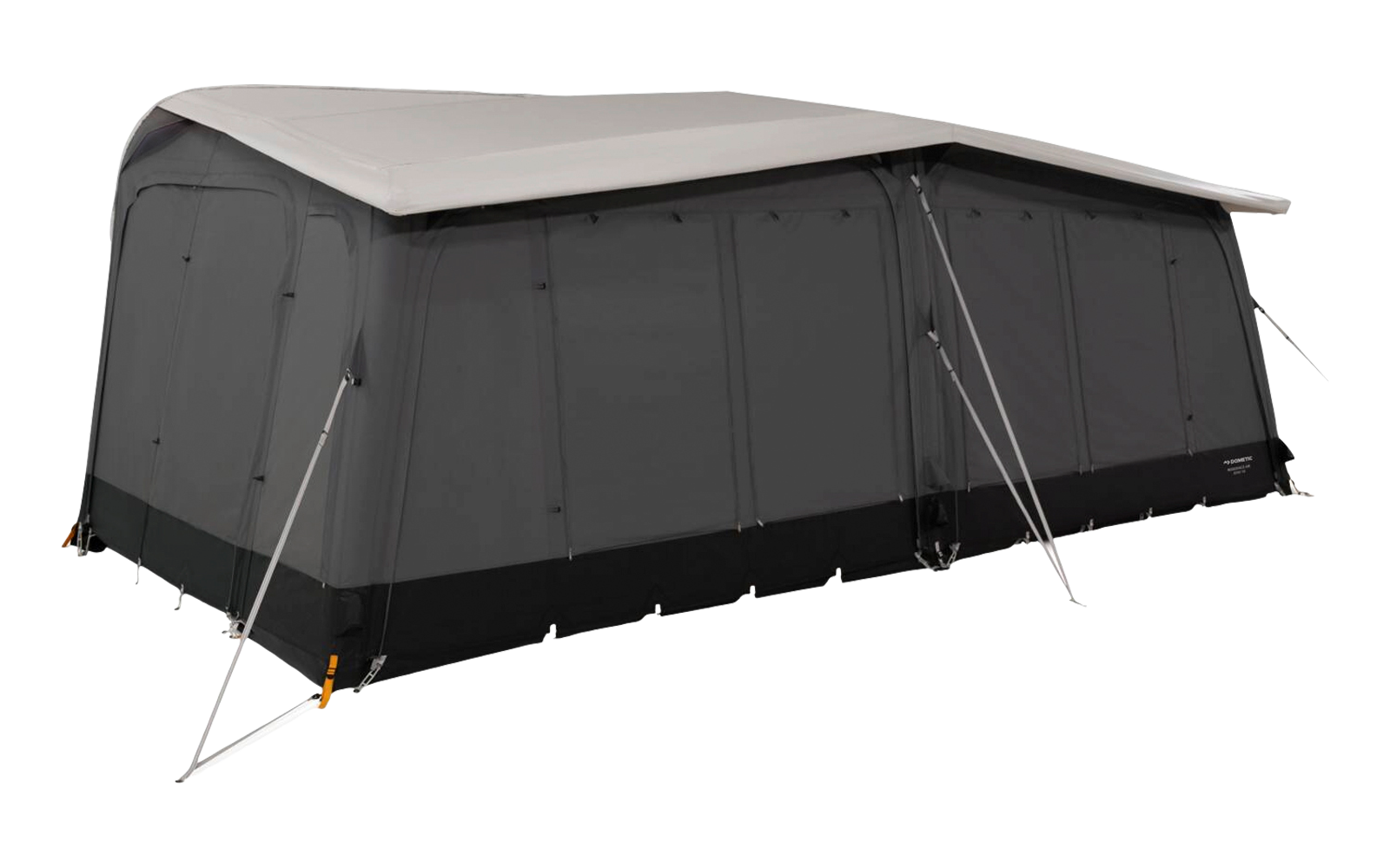 Großes rechteckiges Zelt mit hellgrauem Dach und dunklen Seitenwänden, mehreren vertikalen Fenstern/Panels, Metallstützen, Abspannleinen und orange markierten Heringen