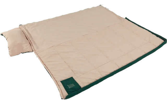 Beige deken met kussen op witte achtergrond