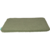 Tapis plat rectangulaire vert à surface texturée et petite étiquette textile turquoise, sur fond blanc